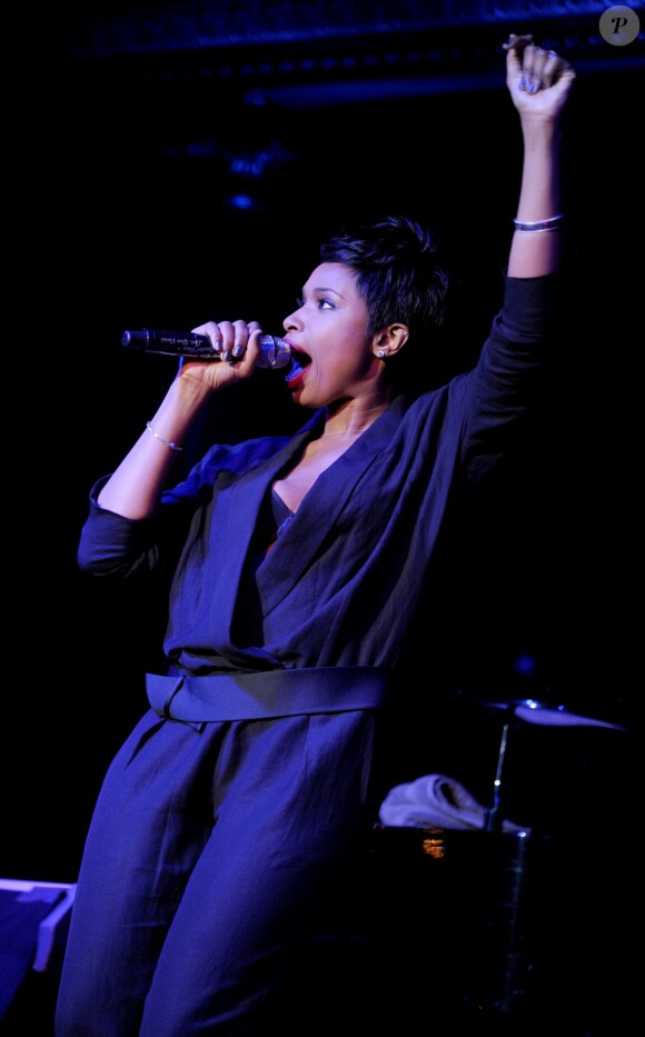 La chanteuse Jennifer Hudson s'est produite lors du Carnival Cruise Lines à New York City le 22 janvier 2014. La star a choisi de nous dévoiler son soutien-gorge sur le red carpet ! Une tenue sexy !