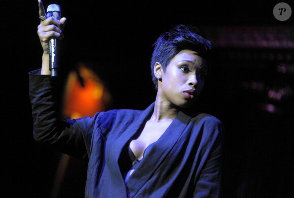 La chanteuse Jennifer Hudson s'est produite lors du Carnival Cruise Lines à New York City le 22 janvier 2014. La star a choisi de nous dévoiler son soutien-gorge sur le red carpet ! Une tenue sexy !