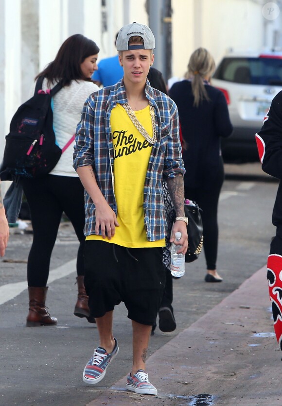 Justin Bieber sur la plage avec des amis à Miami, le 22 janvier 2014.