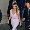Kim Kardashian, sublime en robe Christian Dior lavande et souliers Manolo Blahnik, quitte le plateau de l'émission Jimmy Kimmel Live! après son intervention. Los Angeles, le 23 janvier 2014.