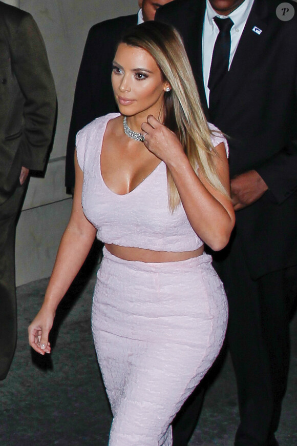 Kim Kardashian, très en beauté, quitte le plateau de l'émission Jimmy Kimmel Live! après son intervention. Los Angeles, le 23 janvier 2014.