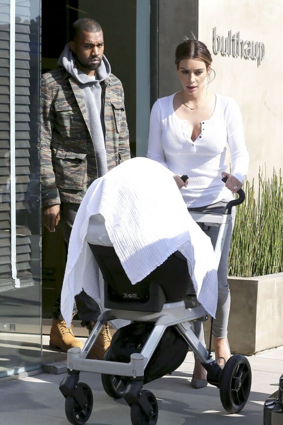 Kanye West, Kim Kardashian et leur fille North quittent un magasin Bulthaup à Los Angeles. Le 23 janvier 2014.