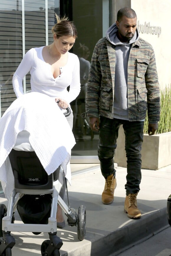 Kim Kardashian et Kanye West et leur fille North quittent un magasin Bulthaup à Los Angeles. Le 23 janvier 2014.