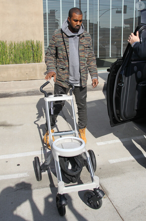Kanye West quitte un magasin Bulthaup à Los Angeles, le 23 janvier 2014.