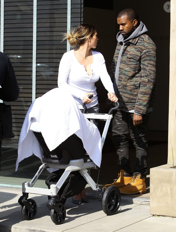 Kim Kardashian, son fiancé Kanye West et leur fille North quittent un magasin Bulthaup à Los Angeles. Le 23 janvier 2014.