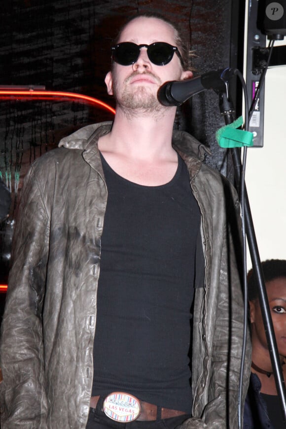 Macaulay Culkin en concert avec son groupe "Pizza Underground" à New York, le 23 janvier 2014.