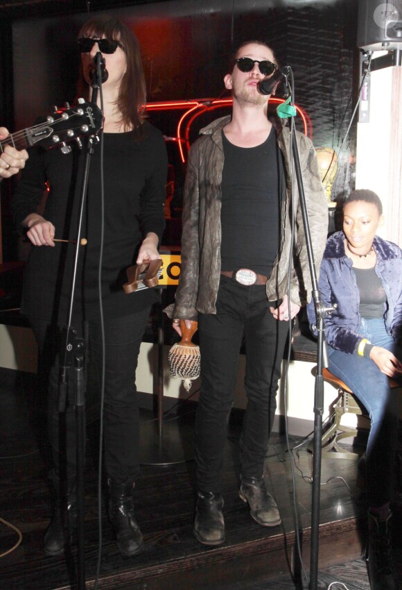 Macaulay Culkin en concert avec son groupe "Pizza Underground" au magasin "Moscot Eyeglass". New York, le 23 janvier 2014.