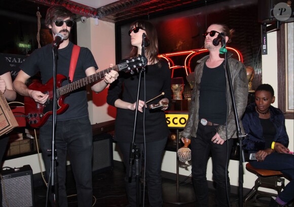 Macaulay Culkin est en concert avec son nouveau groupe "Pizza Underground" au magasin "Moscot Eyeglass" à New York, le 23 janvier 2014.
