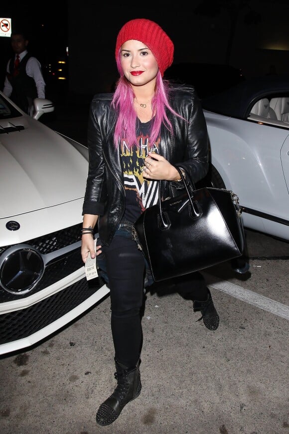 Demi Lovato (avec des cheveux roses) arrive au restaurant Craig's à West Hollywood, le 23 janvier 2014.