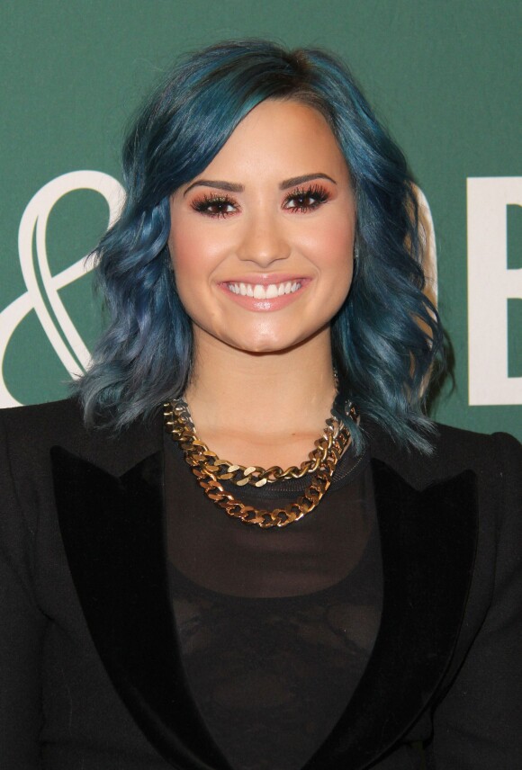 Demi Lovato fait la promotion de son nouveau livre "Staying Strong 365 Days A Year" à Los Angeles, le 23 novembre 2013.
