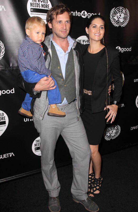Josh Lucas avec sa femme Jessica Henriquez et leur fils Noah à New York, le 22 novembre 2013.