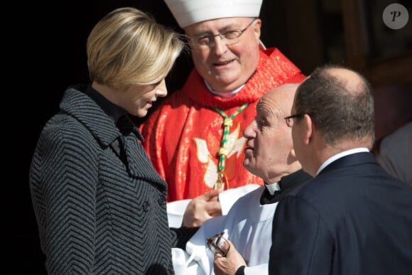 Charlene et Albert de Monaco au sortir de la messe pontificale de la Sainte Dévote, le 27 janvier 2014 en principauté.