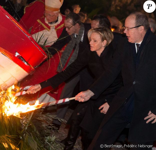 La princesse Charlene et le prince Albert II de Monaco ont enflammé ensemble la barque symbolique des célébrations de la Sainte Dévote, le 26 janvier 2014 en principauté.