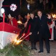 La princesse Charlene et le prince Albert II de Monaco ont enflammé ensemble la barque symbolique des célébrations de la Sainte Dévote, le 26 janvier 2014 en principauté.