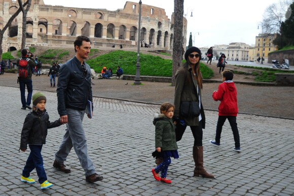 Matthew McConaughey, sa femme Camila Alves et leurs deux enfants, Levi et Vida, visitent Rome le 26 janvier 2014.