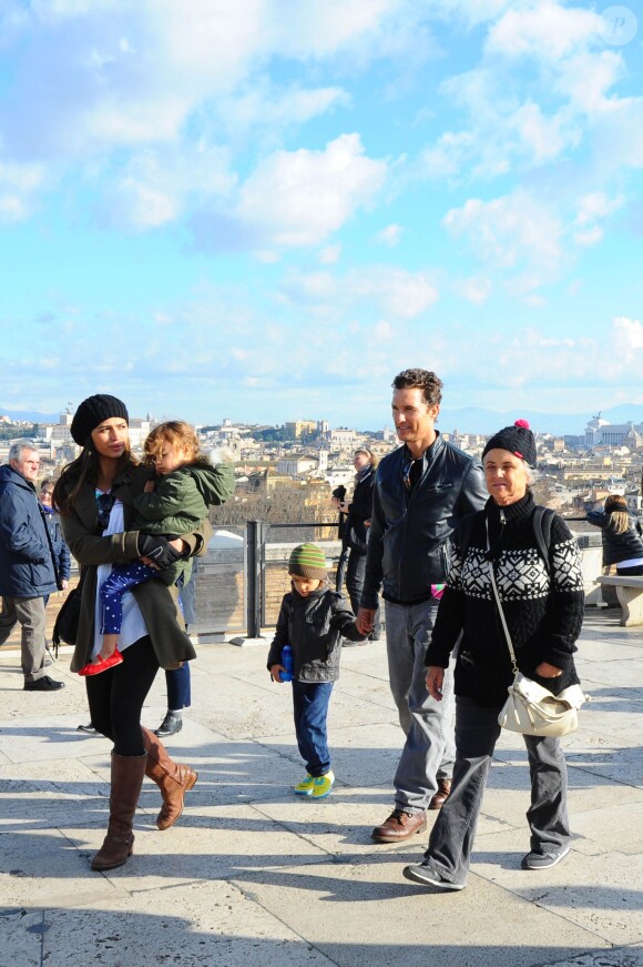 Matthew McConaughey, son épouse Camila Alves et leurs enfants Levi et Vida visitent Rome le 26 janvier 2014.