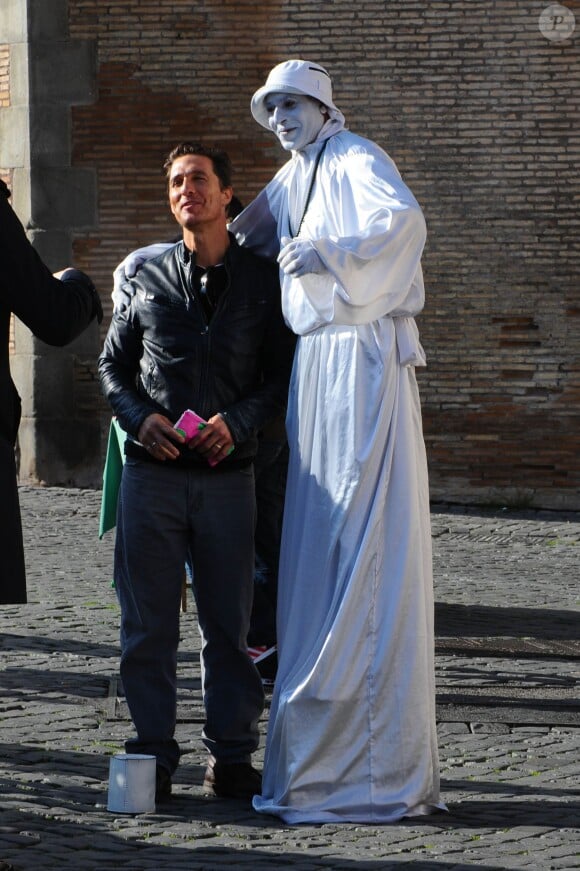 Matthew McConaughey pose avec une fausse statue à Rome, le 26 janvier 2014