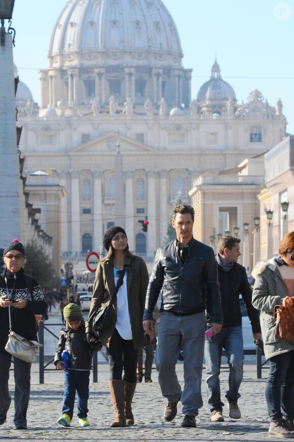 Matthew McConaughey, sa femme Camila Alves et leurs enfants Levi et Vida, visitent Rome le 26 janvier 2014.