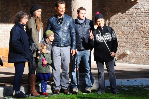 Matthew McConaughey, sa femme Camila Alves et leurs enfants Levi et Vida, visitent Rome le 26 janvier 2014.