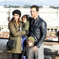 Matthew McConaughey heureux : En famille pour une virée dans la Rome historique