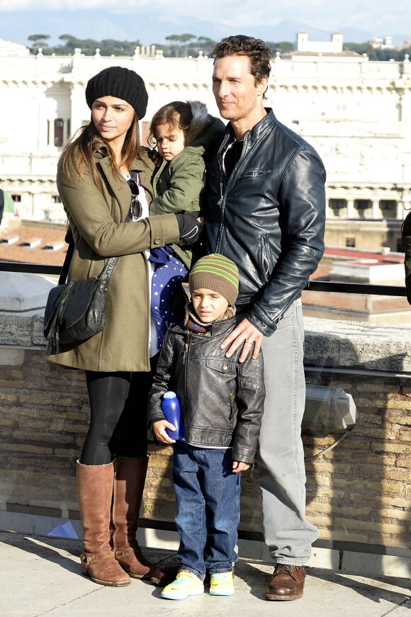 Matthew McConaughey, sa femme Camila Alves et leurs enfants, Levi et Vida, visitent Rome le 26 janvier 2014.
