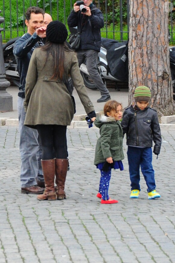 Matthew McConaughey, sa femme Camila Alves et leurs enfants Levi et Vida, visitent Rome le 26 janvier 2014.
