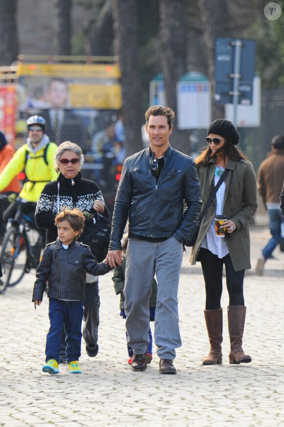 Matthew McConaughey, Camila Alves et leurs enfants Levi et Vida à Rome le 26 janvier