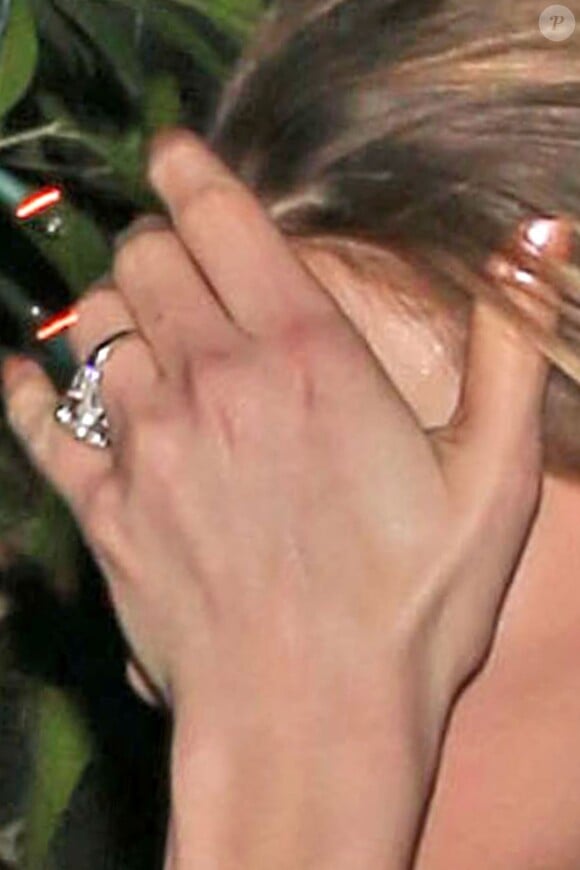 Amber Heard montre sa bague de fiançailles à West Hollywood, Los Angeles, le 13 janvier 2014.