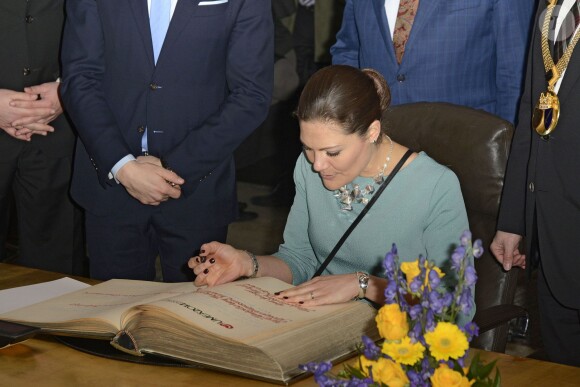 La princesse Victoria et le prince Daniel de Suède ont visité le musée de la Ruhr d'Essen le 29 janvier 2014 lors de leur visite officielle en Allemagne.