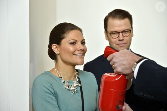 La princesse Victoria et le prince Daniel de Suède visitant le Red Dot Design Museum à Essen, le 29 janvier 2014, lors de leur visite officielle de deux jours en Allemagne.