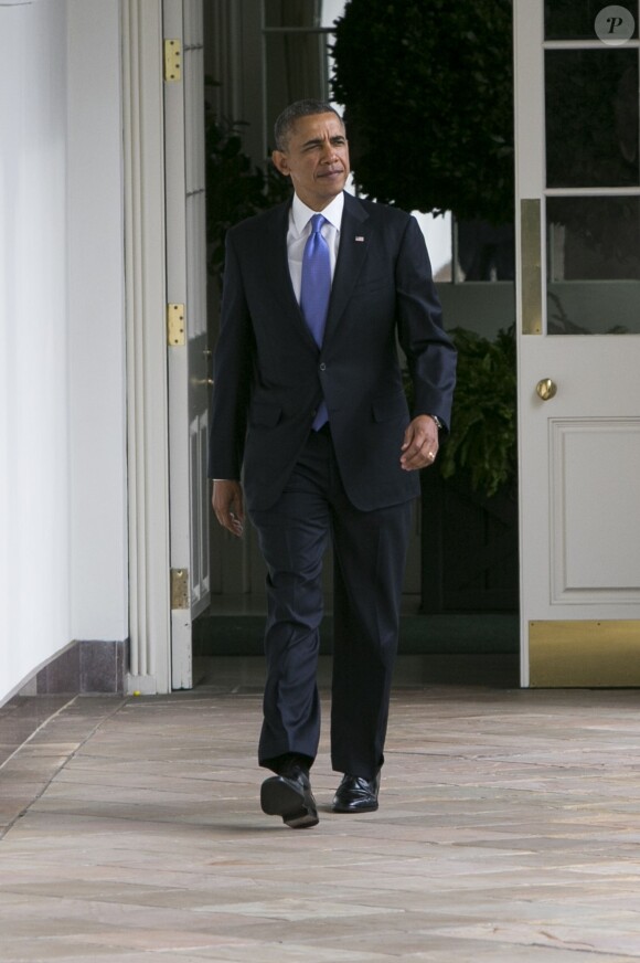 Barack Obama marche dans les allées de la Maison Blanche avant de se rendre dans le bureau oval, quelques heures avant de faire son discours sur l'état de l'Union, à Washington, le 28 janvier 2014.