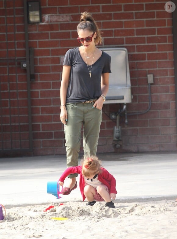 Jessica Alba et son mari Cash Warren sont au parc en compagnie de leurs deux filles Honor et Haven à Beverly Hills. Los Angeles, le 25 janvier 2014.
