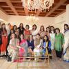 La star de Bollywood Kareena Kapoor, la socialite Chhaya Momaya et d'autres personnalités au côté de Valérie Trierweiler, invitée d'honneur d'un déjeuner à Mumbaï en Inde le 27 janvier 2014 au Trident Hotel, dans le cadre du déplacement au nom d'Action contre la faim