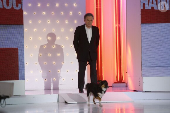 EXCLU - Michel Drucker et sa chienne Isia lors de l'enregistrement de l'émission Vivement Dimanche à Paris le 29 janvier 2013. L'émission sera diffusée le 2 février