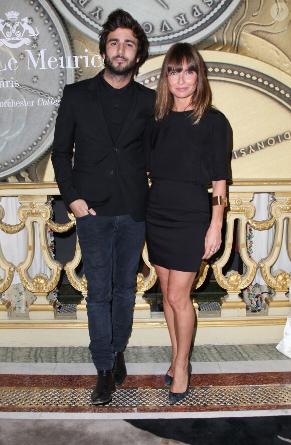 Axelle Laffont et son compagnon Cyril Paglino lors de la remise du 6e prix Meurice pour l'art contemporain à l'hôtel Meurice à Paris, le 7 octobre 2013