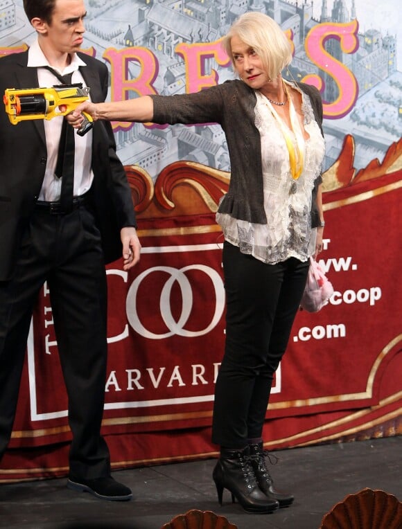 L'actrice britannique Helen Mirren lors de la remise de prix de la Hasty Pudding Theatricals à Cambridge dans le Massachusetts, le 31 janvier 2014