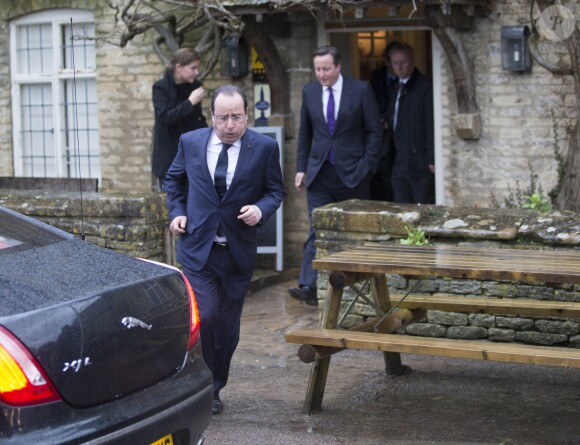 François Hollande et David Cameron à la sortie d'un pub après leur déjeuner lors du sommet franco-britannique à la base militaire de Brize Norton, le 31 janvier 2014