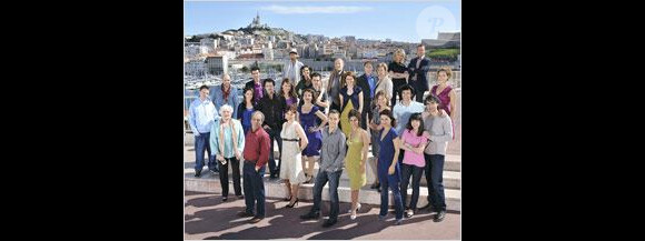 Le casting de Plus Belle La Vie pose pour une photo promo.