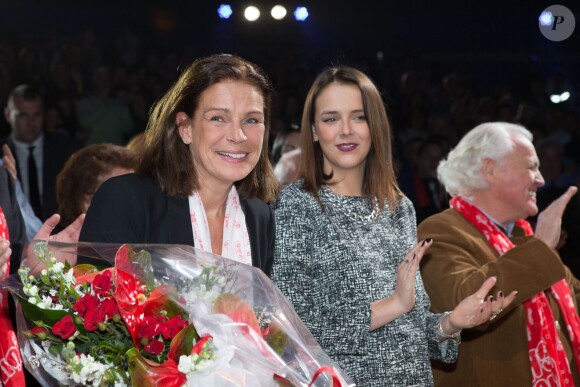 La princesse Stéphanie de Monaco a reçu un beau bouquet de fleurs à l'occasion de son anniversaire, sous les yeux de sa fille Pauline Ducruet lors de la première journée du Festival du Cirque New Generation, le 1er février 2014 sous le chapiteau de Fontvieille à Monaco