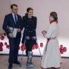 La princesse Victoria et le prince Daniel de Suède visitant l'exposition 100 Migratory de Monica L Edmondson le 31 janvier 2014 à Umea dans le cadre du coup d'envoi du mandat d'Umea comme capitale européenne de la culture 2014. 