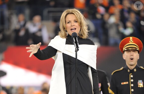 Renée Fleming chante The Star-Spangled Banner lors du Super Bowl entre les Broncos de Denver et les Seahawks de Seattle, le 2 février 2014 au Metlife Stadium de New York à East Rutherford, dans le New Jersey