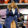 Queen Latifah chante America the Beautiful lors du Super Bowl entre les Broncos de Denver et les Seahawks de Seattle, le 2 février 2014 au Metlife Stadium de New York à East Rutherford, dans le New Jersey
