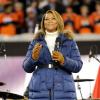 Queen Latifah chante America the Beautiful lors du Super Bowl entre les Broncos de Denver et les Seahawks de Seattle, le 2 février 2014 au Metlife Stadium de New York à East Rutherford, dans le New Jersey