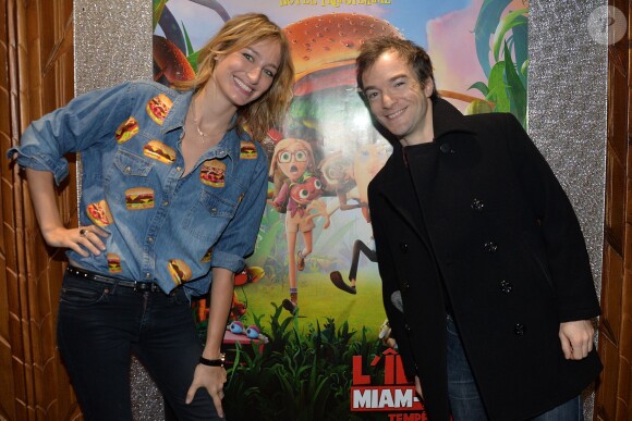 Pauline Lefèvre (portant une chemise KillyGrind) et Jonathan Lambert lors de l'avant-première du film "L'île des Miam-nimaux : Tempête de boulettes géantes 2" au à Paris, le 2 février 2014