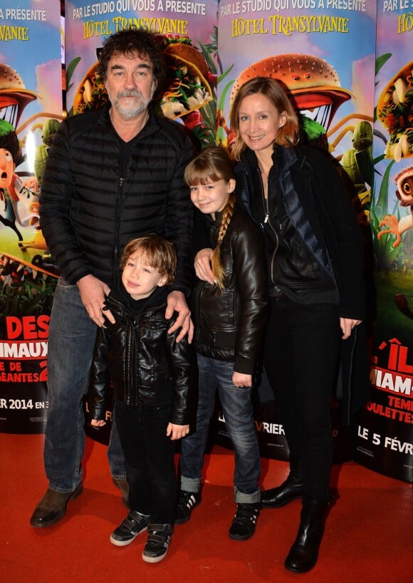 Olivier Marchal, sa femme Catherine Marchal et leurs enfants Ninon et Basile lors de l'avant-première du film "L'île des Miam-nimaux : Tempête de boulettes géantes 2" au à Paris, le 2 février 2014