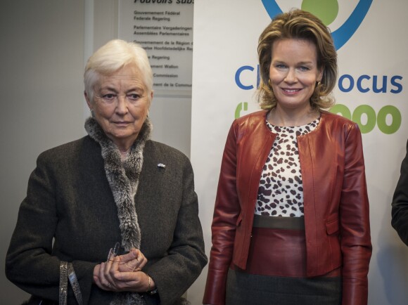 La reine Paola et la reine Mathilde de Belgique lors de leur passage de témoin à la présidence d'honneur de la fondation Child Focus, le 31 janvier 2014 au siège de l'organisme, à Bruxelles.