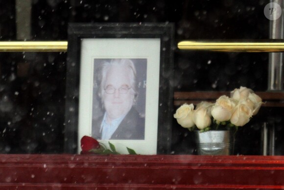 Hommages devant l'appartement Philip Seymour Hoffman sur Bethune St. dans West village, New York, le 3 février 2014.