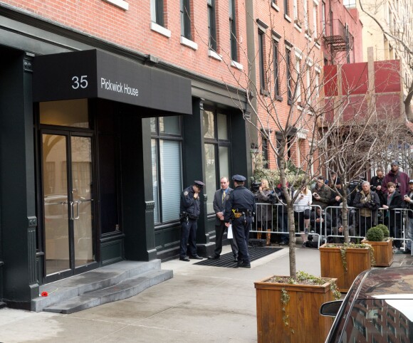 Devant l'appartement de Philip Seymour Hoffman sur Bethune St. dans West village, New York, le 3 février 2014.