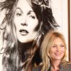 Kate Moss pose à côté de son portrait lors du vernissage de l'exposition Bailey's Stardust du photographe David Bailey, à la National Portrait Gallery. Londres, le 3 février 2014.