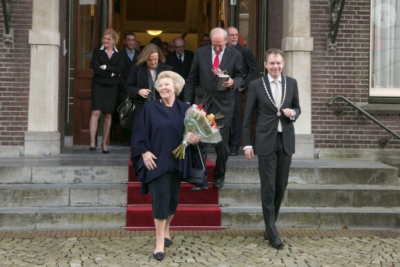 La princesse Beatrix des Pays-Bas, radieuse, s'est formellement enregistrée comme résidente à la mairie de la municipalité de Baarn, le 4 février 2014. L'ancienne reine, qui a abdiqué le 30 avril 2013 après 33 ans de règne au profit de son fils Willem-Alexander, revient s'installer au château de Drakensteyn, à Lage Vuursche.